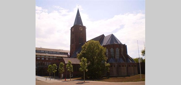 Seminarie Apeldoorn, met gecombineerde klokken en watertoren