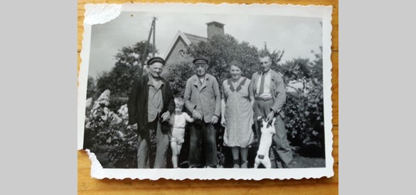 Herman met 2 opa's, ouders en hond