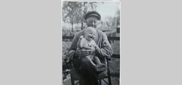 Herman als kleine jongen met opa