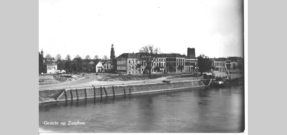 De hele noordzijde van de IJsselkade werd na de verwoestingen afgebroken