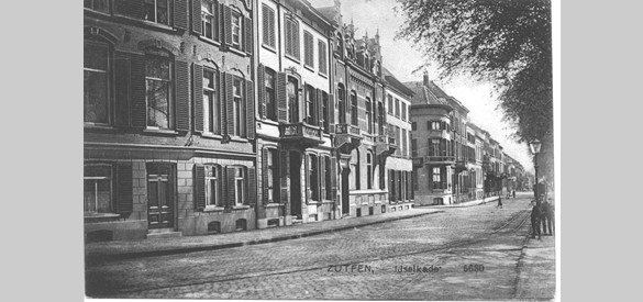 De IJsselkade gezien vanaf de hoek met de Stationsweg, begin 20e eeuw