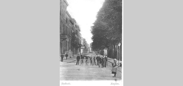 De IJsselkade gezien vanaf de hoek met de Marspoortstraat in zuidelijke richting, begin 20e eeuw