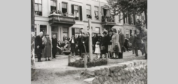 Koningin Wilhelmina bezoekt het gedenkteken voor de gevallenen op de IJsselkade, kort na de bevrijding.