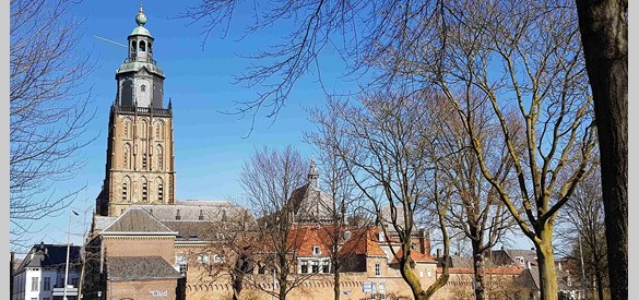 De Walburgiskerk te Zutphen met de middeleeuwse stadsmuur op de voorgrond