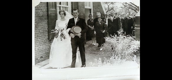 Trouwfoto ouderlijk huis Henny Kapper, 1965