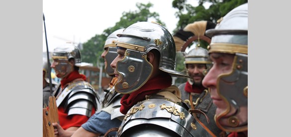 Re-enactors spelen Romeinse soldaten na.
