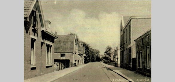 Dijkstraat te Lichtenvoorde met geheel rechts het huisje van mevrouw Wekking-Idskes, daarnaast Hotel Industrie