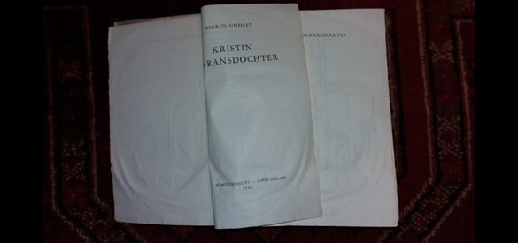 Een boek van mevrouw Wekking met waterschade