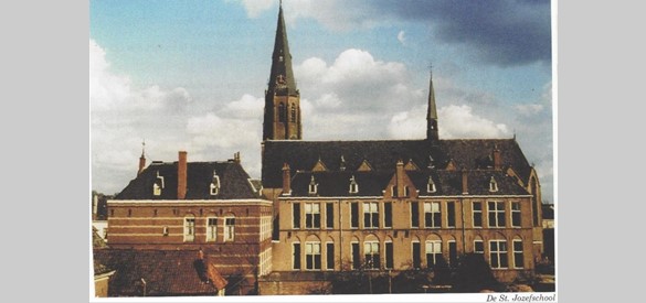 Links het klooster van de zusters, rechts de St. Jozefschool en daarachter de St. Bonifatiuskerk in Lichtenvoorde