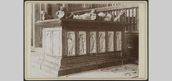 Praalgraf op het hoogkoor in 1896
