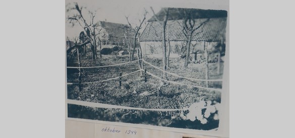 Rechts de ontplofte tank en op de voorgrond voorlopige graven met houten kruis - Brugstraat Ewijk oktober 1944