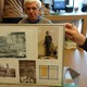 Theo Roelofs bij herinneringscollage tijdens WO2-café Wijchen in 2020 © Erfgoed Gelderland CC-BY-SA