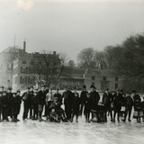 Groepstafereel op het ijs van Kasteel Rosendael © ws WK baron van Pallandt ca 1905-collectie Geldersch Archief - CC-BY-SA