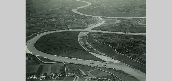 Luchtfoto van de maaskanalisatie bij Balgoij (links) en Keent. Afsplitsing op voorgrond is Loonse Waard. Opname gemaakt op 5 november 1938.
