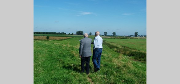 Harrie Jans en Frans Berben tijdens rondwandeling in Keent (2007). Hoe was het ook alweer?