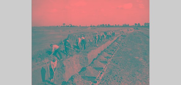 Graven van de nieuwe Maasloop bij Maasbommel.