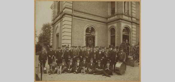 Groepsfoto 2, 1901: Foto’s werden genomen ter ere van de onthulling van “De Naald”, een cadeau van de inwoners van Apeldoorn aan het bruidspaar Koningin Wilhelmina en Prins Hendrik.