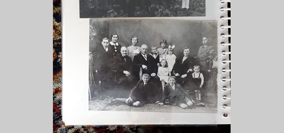Een familiefoto met Wim (helemaal links) als jongen, omstreeks 1937