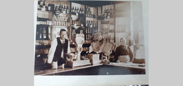 Wim zijn vader was kruidenier in Etten. Vader staat links en oma van Wim rechts, 1930