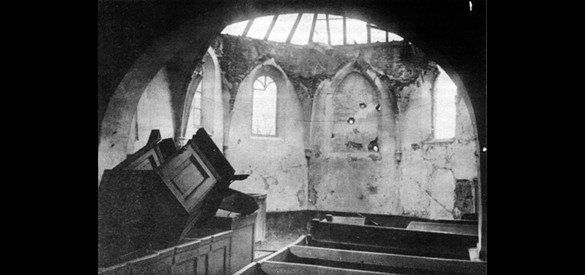 De zwaar beschadigde binnenkant van de Kerk