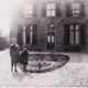 Piet en broer Theo voor het huis Hoofdstraat voor de oorlog © Privécollectie Piet Binnendijk, in copyright
