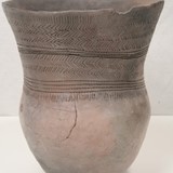 Standvoetbeker met visgraatversiering (3000-2800 v. Chr.), reconstructie vervaardigd door de auteur