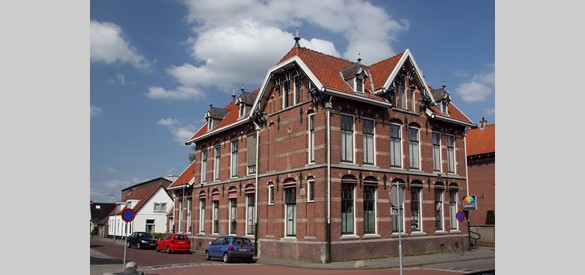 Het postkantoor, gebouwd door rijksbouwmeester Peeters.