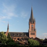 De Ewaldenkerk in het landschap. © Hans Barten