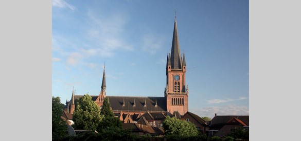 De Ewaldenkerk in het landschap.