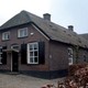 Voorgevel met houten luifel. © Hans Barten
