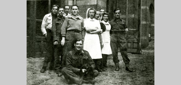 Een ploeg van het Rode Kruis in het St Elisabeths Gasthuis te Arnhem. Staand links Hans Kuik, Henk van Kuipers, geheel in wit gekleed Truus Knippers