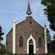 Zaalkerkje met gerestaureerde klokkentoren. © Hans Barten