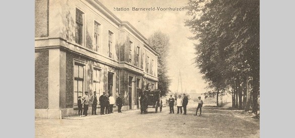 Vóór de aanleg van de kippenlijn werden passagiers vanaf station Barneveld-Voorthuizen met een postkoets naar Barneveld vervoerd.