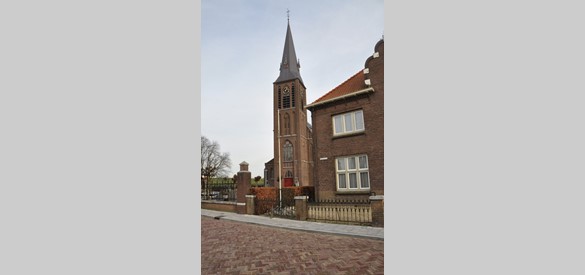 Rooms-katholieke Sint Andreaskerk in Weurt met pastorie