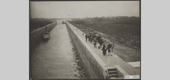 Koningin Wilhelmina opent de sluis bij Weurt in het Maas-Waalkanaal oktober 1927. Bron: gahetna.nl