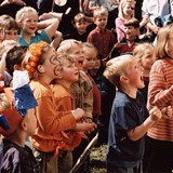 Koninginnedag Herwijnen. Ballonnen oplaten (rond 1995)