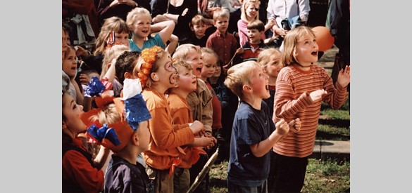 Koninginnedag Herwijnen. Ballonnen oplaten (rond 1995)