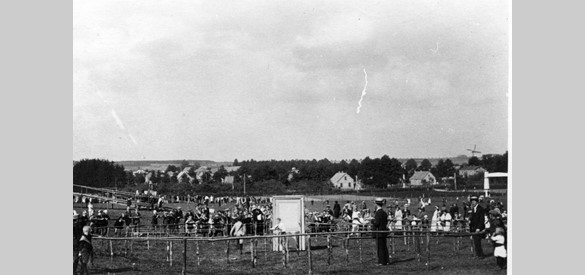 Volksspelen op de wei van Van Pabst, op een in augustus 1934 gevierde Koninginnedag te Groesbeek