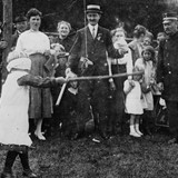 Koninginnedag in Groesbeek, 1923. Geblinddoekt meisje © Gerrie Driessen, Heemkundekring Groesbeek
