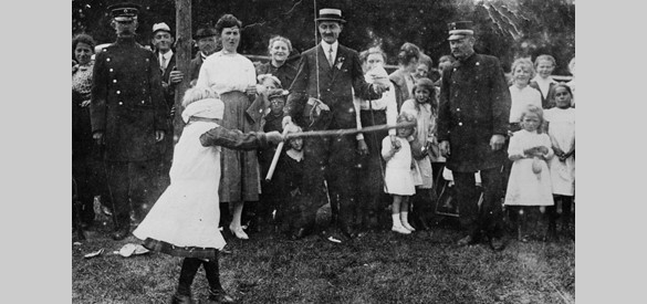 Koninginnedag in Groesbeek, 1923. Geblinddoekt meisje