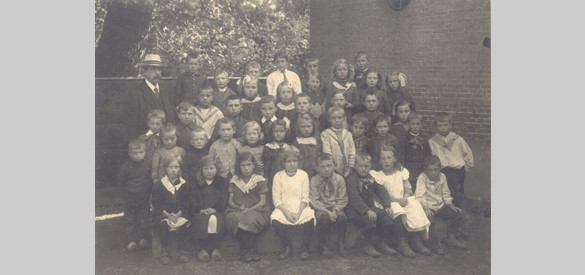 Culemborgse schoolkinderen met meester J.B. van den Ham