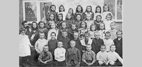 Leerlingen van Openbare School no. 2 (Laanschool) poseren in 1905 voor een klassenfoto