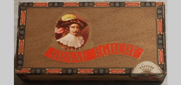 Tabakskistje van Graaf Egbert, een product van sigarenfabriek Dejaco uit Culemborg (1921-1963)
