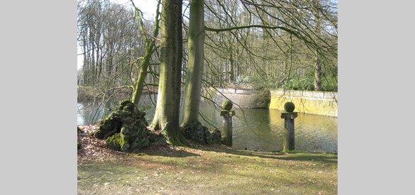 De achttiende-eeuwse zuilen in het park geven de aanlegplaats van het trekpontje aan.