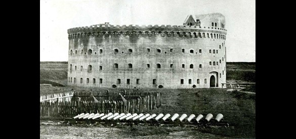 Kogelpark Fort Honswijk met karakteristieke kogelpiramides