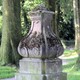 Sierlijke, vroeg negentiende eeuwse vazen markeren het begin van de Van Spaenallee, GLK.JPG © 