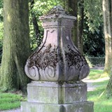 Sierlijke, vroeg negentiende eeuwse vazen markeren het begin van de Van Spaenallee, GLK.JPG