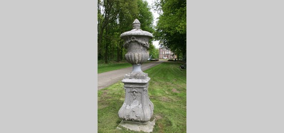 Voor kasteel Biljoen staan twee natuurstenen tuinvazen uit de achttiende eeuw, GLK.JPG