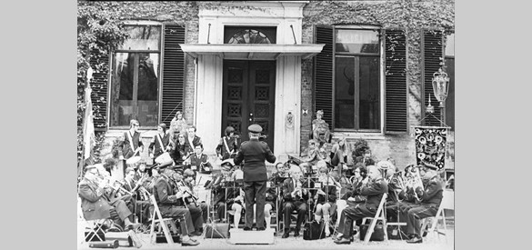De Rosendaalsche Kapel speelt op het bordes, foto circa 1970.