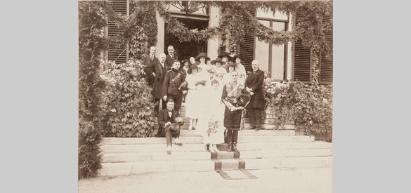 Huwelijksfoto van het echtpaar Von Hemert-van Pallandt, op het bordes van kasteel Rosendael. Foto 1921.